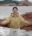 龙洋海边录节目：浅黄冲锋衣配简约盘发，气质明媚自带松弛感