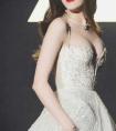 迪丽热巴白色性感深v领礼服裙，美的惊艳动人
