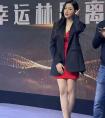 张天爱身穿红色打底裙搭配黑色西装外套，真时尚显气质啊