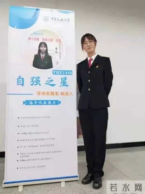 李仪与自己的展牌合影.jpg 李仪与自己的展牌合影.jpg