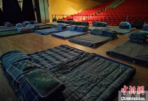 为做好保障,西北工业大学后勤职工们打地铺留守校园。 西北工业大学供图