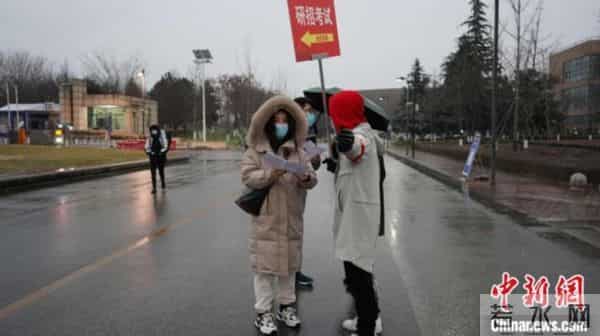 西电各部门雨雪中通力协作,确保研考顺利进行。 西安电子科技大学供图