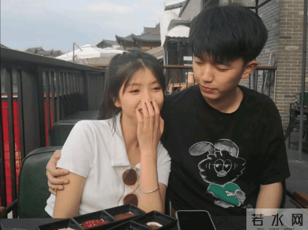 图为张艺和唐皓鑫在都江堰聚餐。受访者 供图.png 图为张艺和唐皓鑫在都江堰聚餐。受访者 供图.png