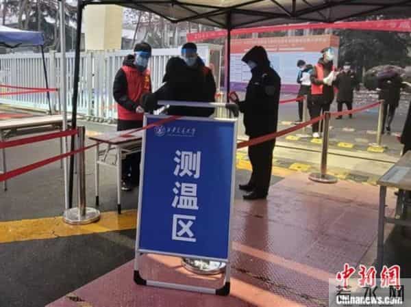 考生进入西安交通大学参加考试。 阿琳娜 摄