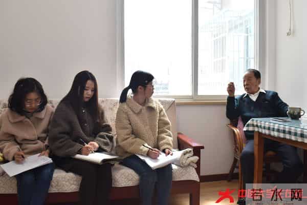 毛磊在家中给学生上党课.jpg 毛磊在家中给学生上党课.jpg