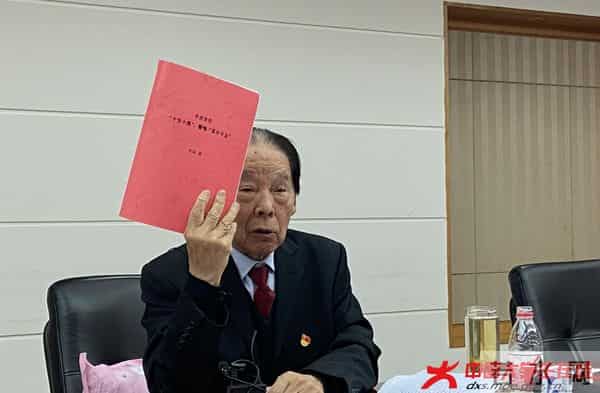 毛教授向记者介绍他即将出版的新书.jpg 毛教授向记者介绍他即将出版的新书.jpg