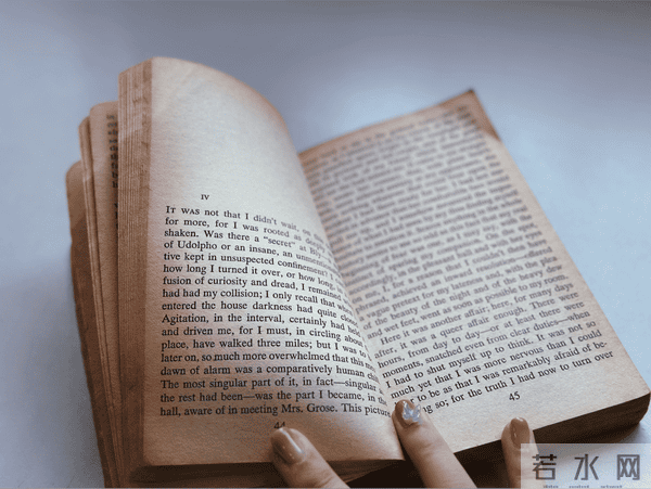 悬念的设置与叙事的艺术：《螺丝在拧紧》