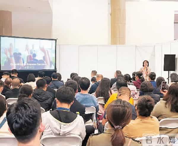 3现场举行的新加坡留学讲座。 3现场举行的新加坡留学讲座。