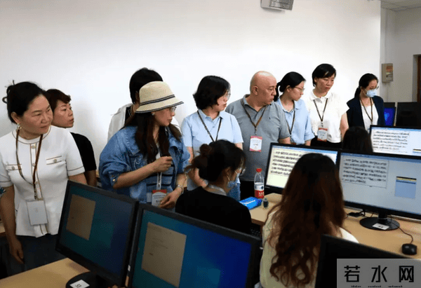 6月14日，上海考生家长代表受邀走进上海高考语文评卷点，参观现场评卷工作。（上海市教育考试院供图）