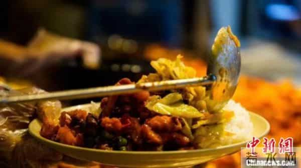 食堂大叔变“黄码”这所高校学生紧急化身大厨顶上