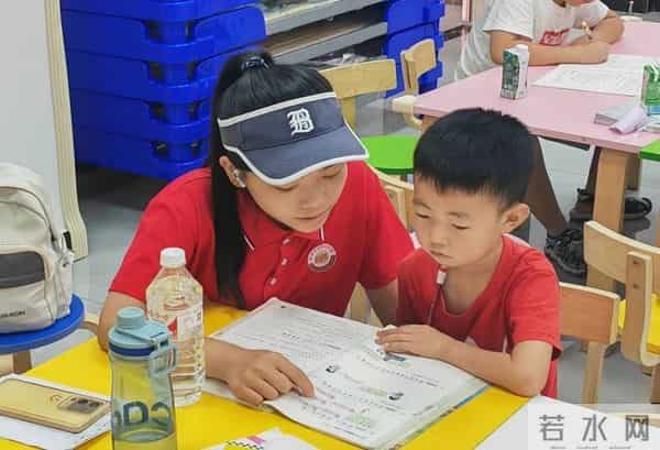 建大学子赴陕西各地：“前浪”柔情守护，“后浪”书香梦扬