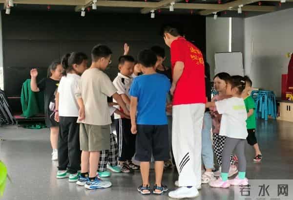 图片5 图为延安市黄陵县梨园社区志愿者组织孩子们展开娱乐活动。陈思婧 供图.jpg