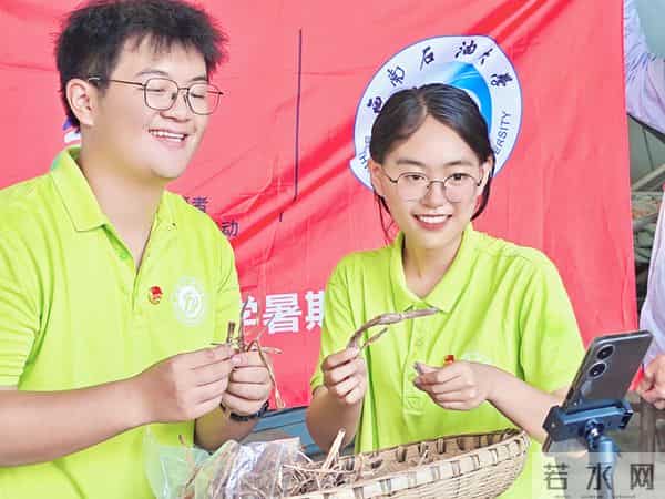 赵呈潇在实践地策划开展直播带货活动 赵呈潇在实践地策划开展直播带货活动