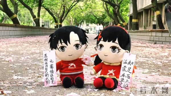 河南农业大学:2025校园行|与小中携手,邂逅烂漫春光 图注:小中兄妹与樱花书签合影 摄影:陈怡蕊 河南农业大学:2025校园行|与小中携手,邂逅烂漫春光 图注:小中兄妹与樱花书签合影 摄影:陈怡蕊