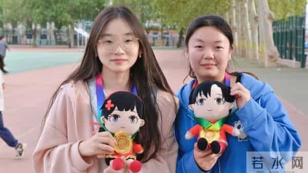 河南农业大学:2025校园行|校媒人跨界挑战 运动场火力全开 图注:获奖记者与小中兄妹合影 来源:河南农业大学 河南农业大学:2025校园行|校媒人跨界挑战 运动场火力全开 图注:获奖记者与小中兄妹合影 来源:河南农业大学