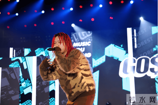 高校迎新晚会来袭，“勒是雾都”创始人L4WUDU空降现场助阵