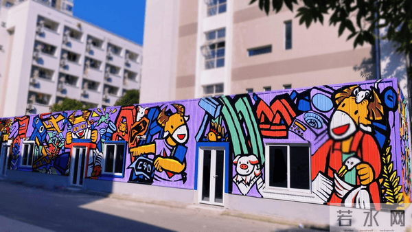 川农牛跑上墙：四川一高校假期“换新装”