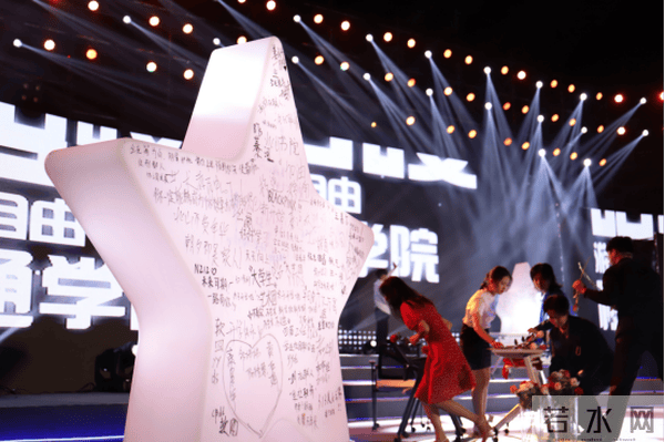 中文Trap第一人L4WUDU空降高校!这个学校的迎新晚会很精彩275.png 中文Trap第一人L4WUDU空降高校!这个学校的迎新晚会很精彩275.png