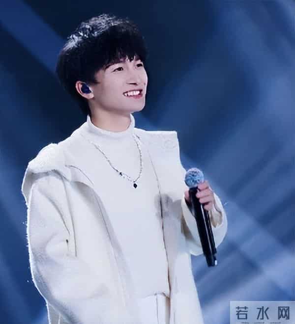 郭沁为什么坐在椅子上