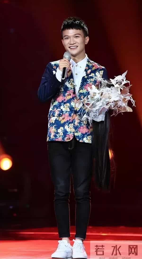 郭沁为什么坐在椅子上