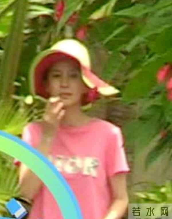 angelababy三亚度假时抽烟