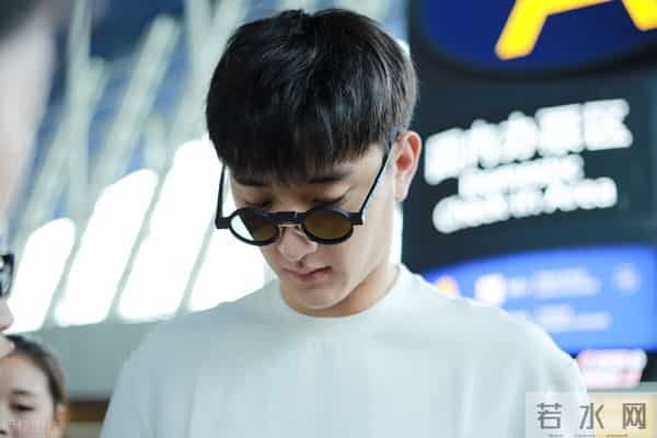 于小彤刘美含接吻