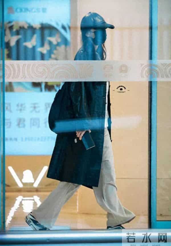 杨幂收图收到手机要放不下了