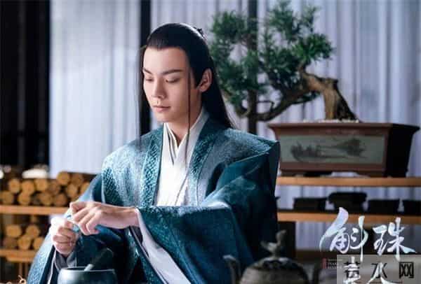 陈伟霆回应高铁上要签名的粉丝