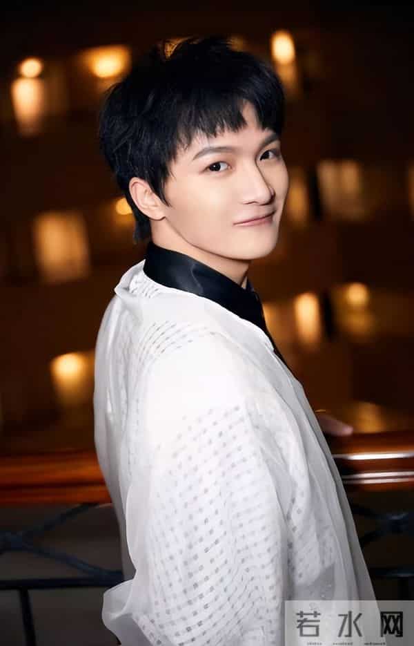 郭沁为什么坐在椅子上