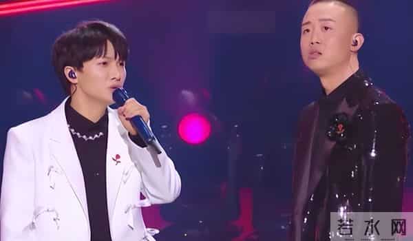 郭沁为什么坐在椅子上