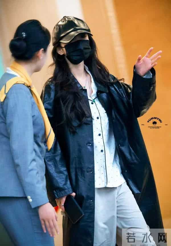 杨幂收图收到手机要放不下了