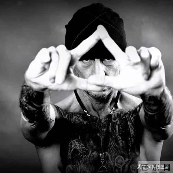 朱莉王承认自己不是通灵者