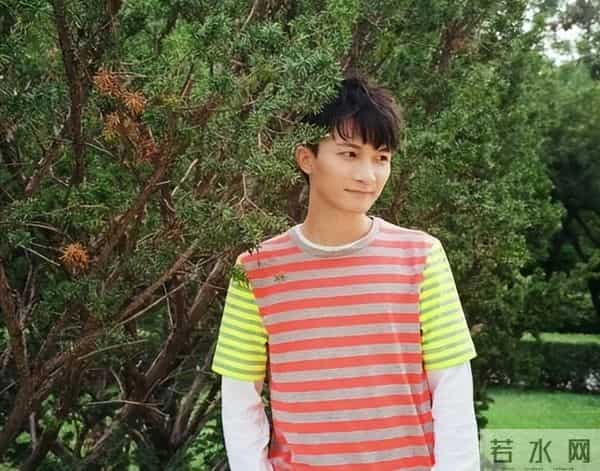 郭沁为什么坐在椅子上