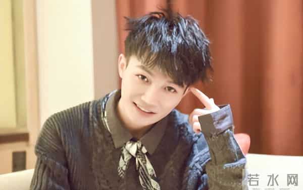 郭沁为什么坐在椅子上