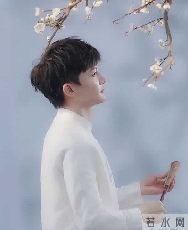 郭沁为什么坐在椅子上