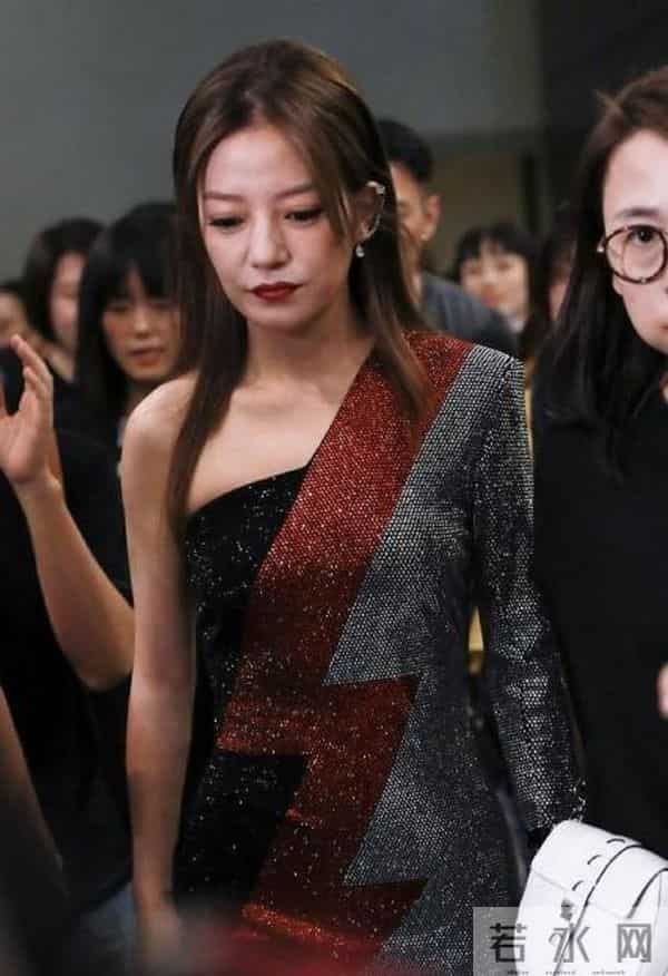 赵薇当年的日本军旗事件