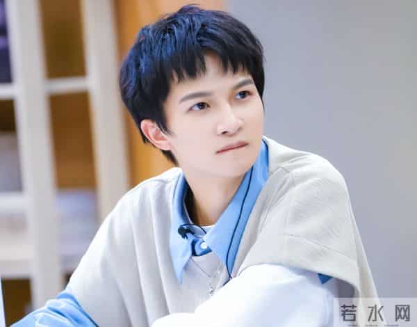 郭沁为什么坐在椅子上