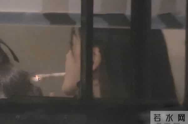 angelababy三亚度假时抽烟