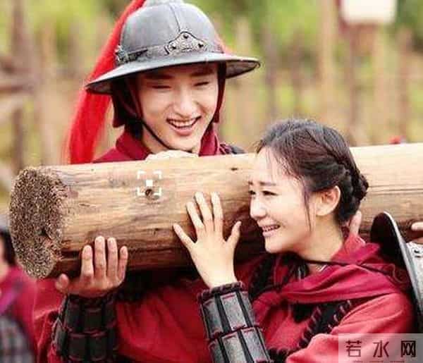 于小彤刘美含接吻