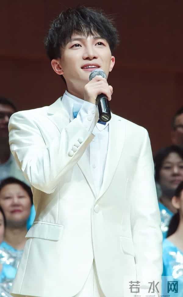 郭沁为什么坐在椅子上