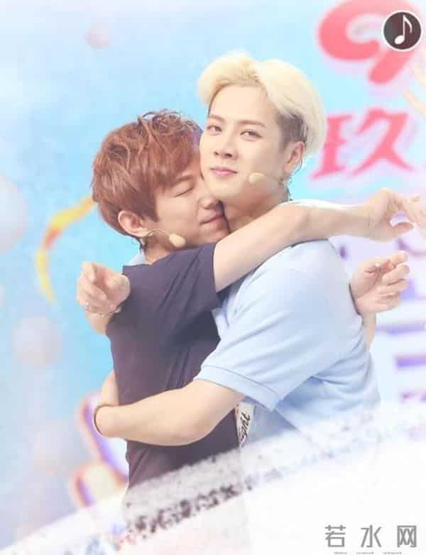 何炅和戴军国外kiss