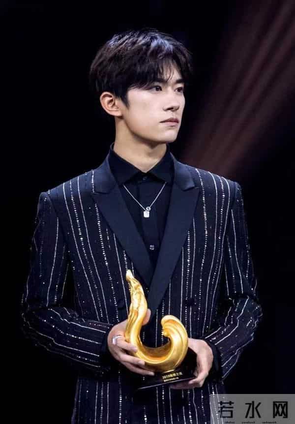 王源连拿四个奖