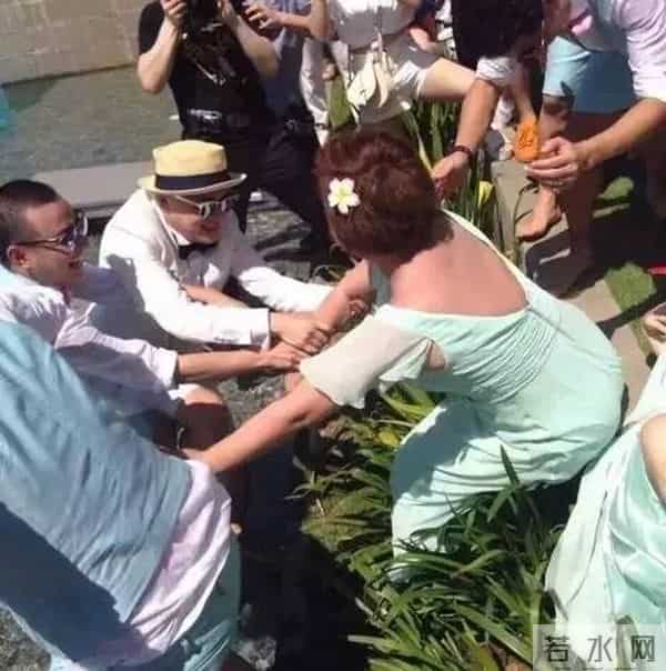 包贝尔婚礼柳岩做了什么