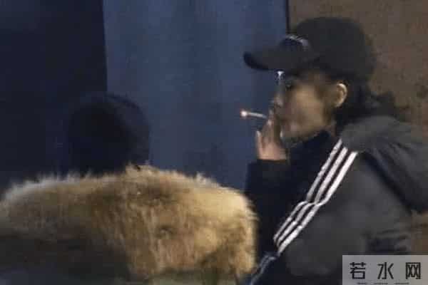 angelababy三亚度假时抽烟