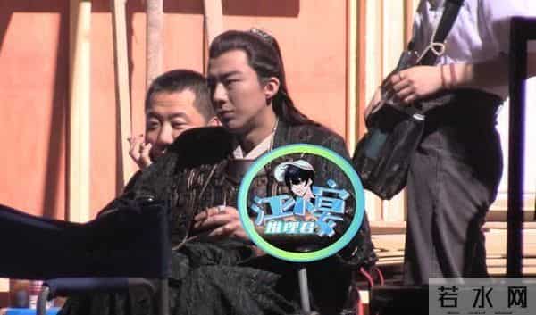 刘宇宁片场抽烟被拍