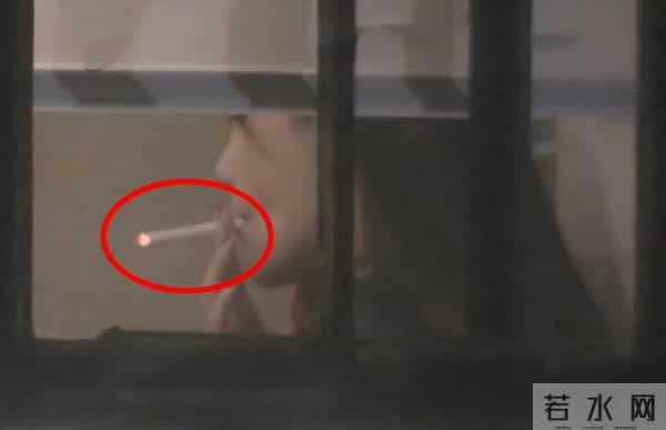 angelababy三亚度假时抽烟
