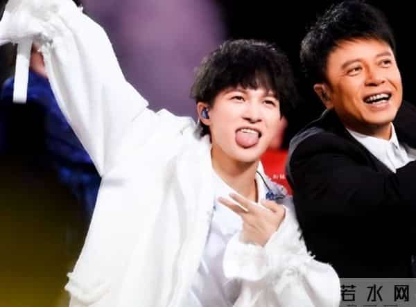 郭沁为什么坐在椅子上