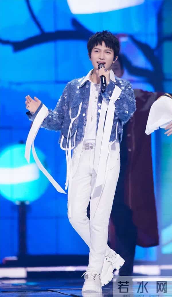 郭沁为什么坐在椅子上