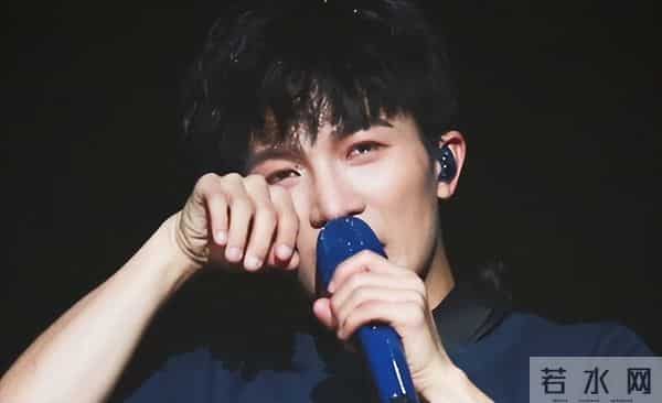 郭沁为什么坐在椅子上