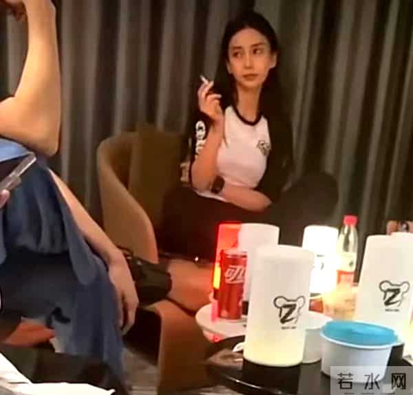angelababy三亚度假时抽烟